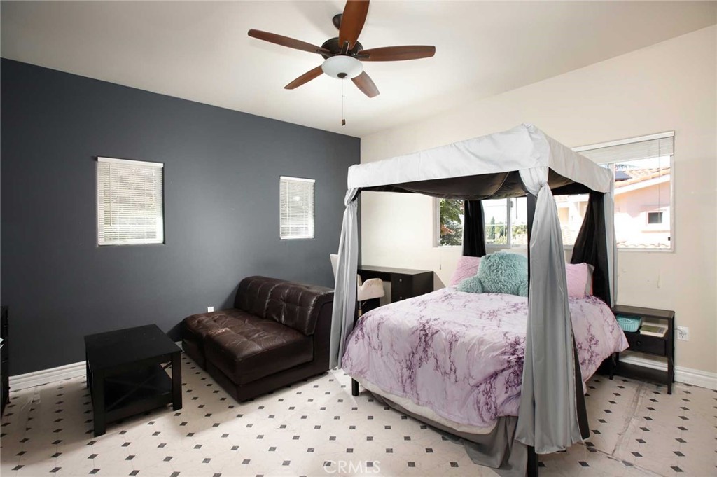 1595 E Avenida De Las Flores