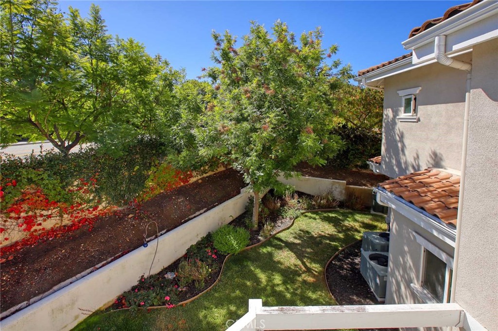 1595 E Avenida De Las Flores