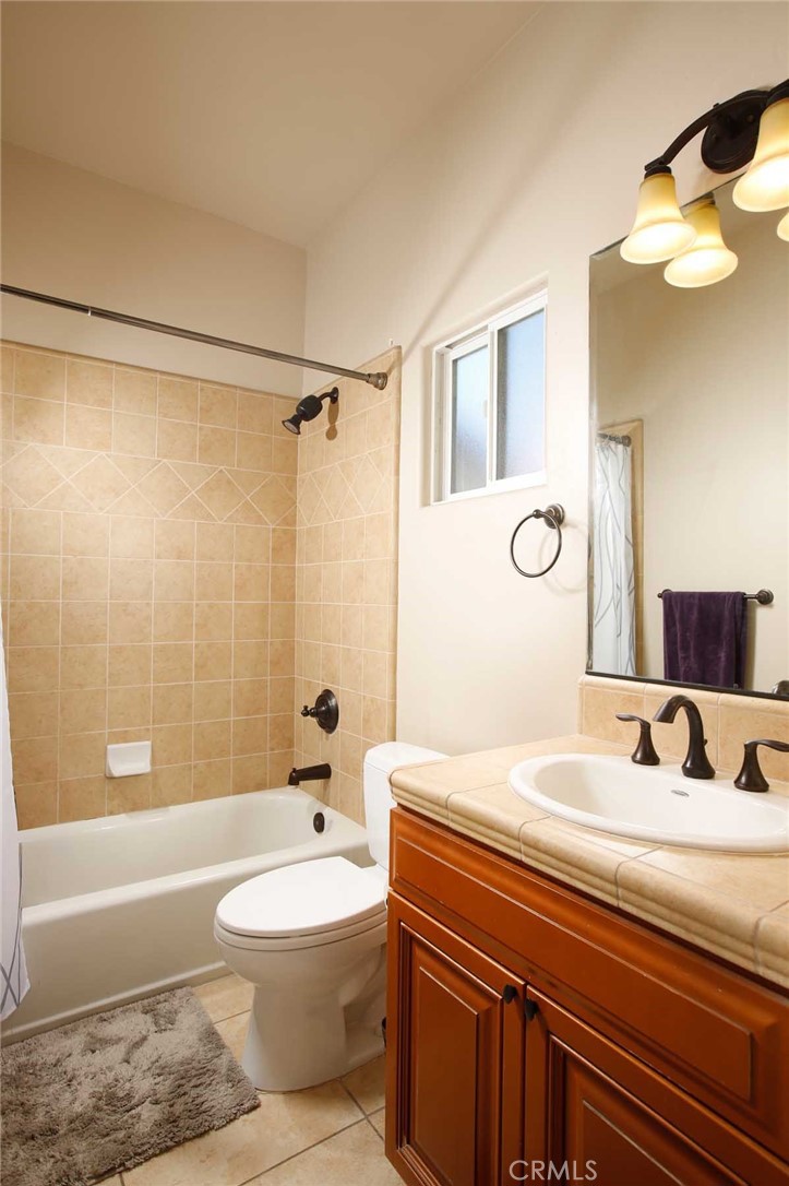 1595 E Avenida De Las Flores