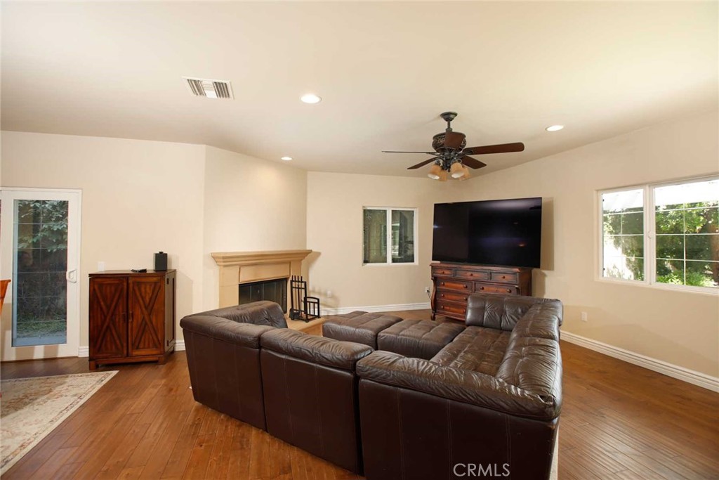 1595 E Avenida De Las Flores