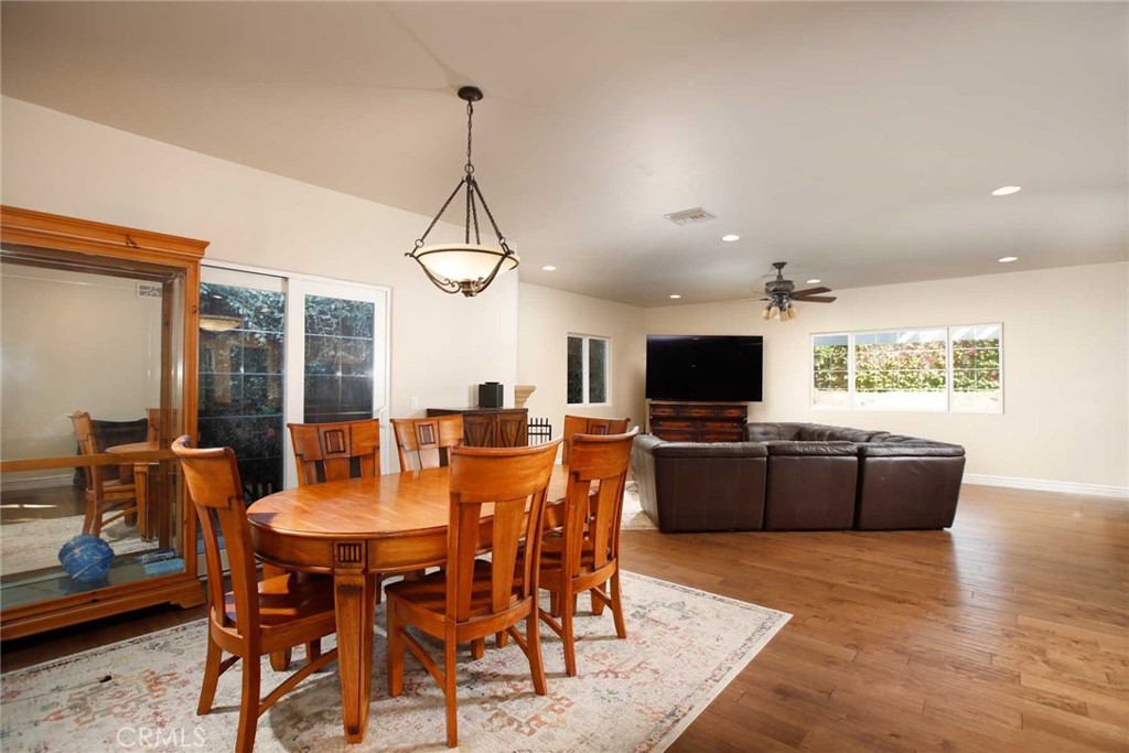 1595 E Avenida De Las Flores