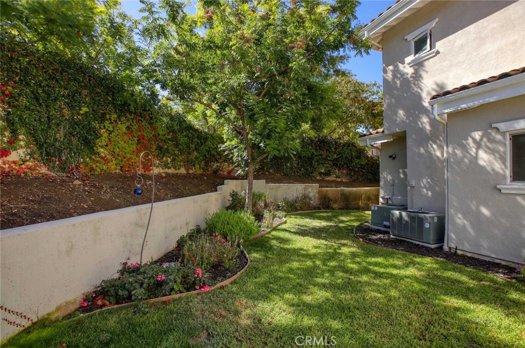 1595 E Avenida De Las Flores