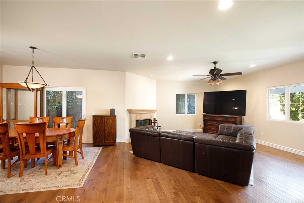 1595 E Avenida De Las Flores