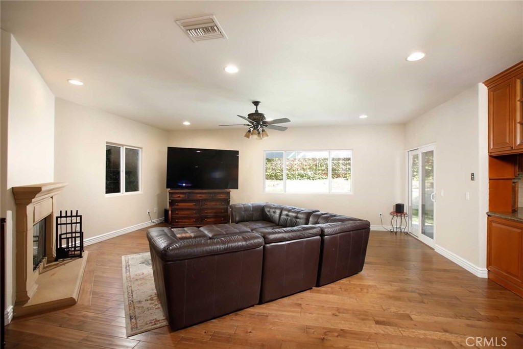 1595 E Avenida De Las Flores