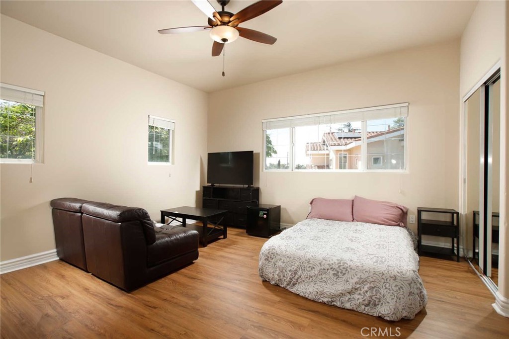 1595 E Avenida De Las Flores