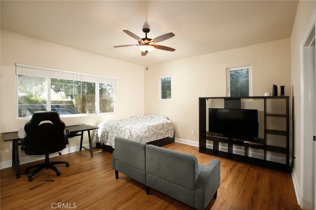 1595 E Avenida De Las Flores