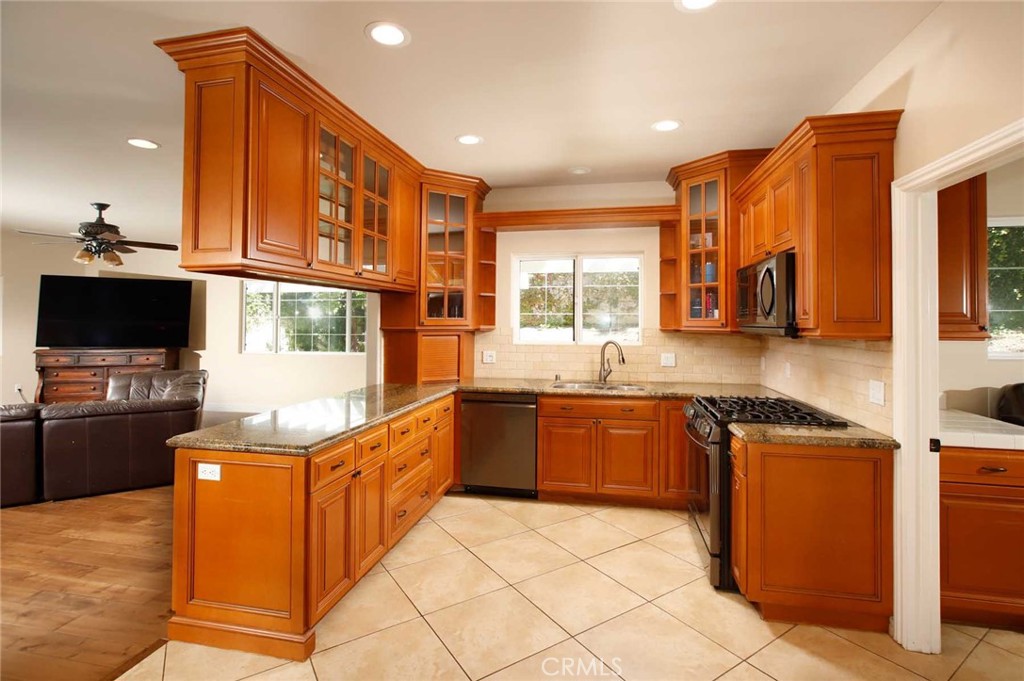 1595 E Avenida De Las Flores