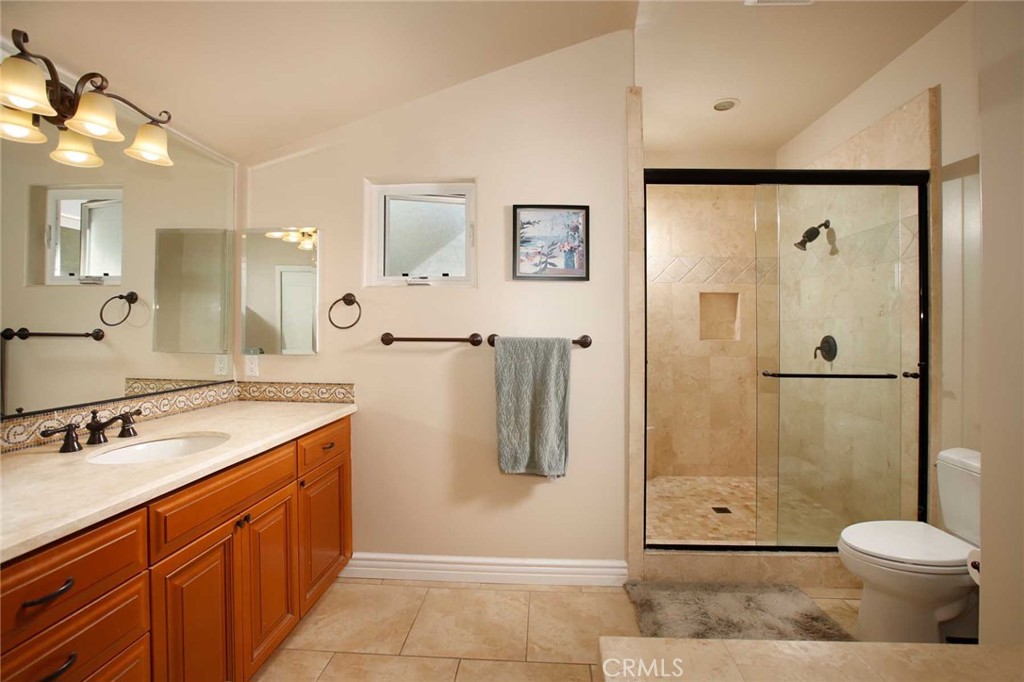 1595 E Avenida De Las Flores
