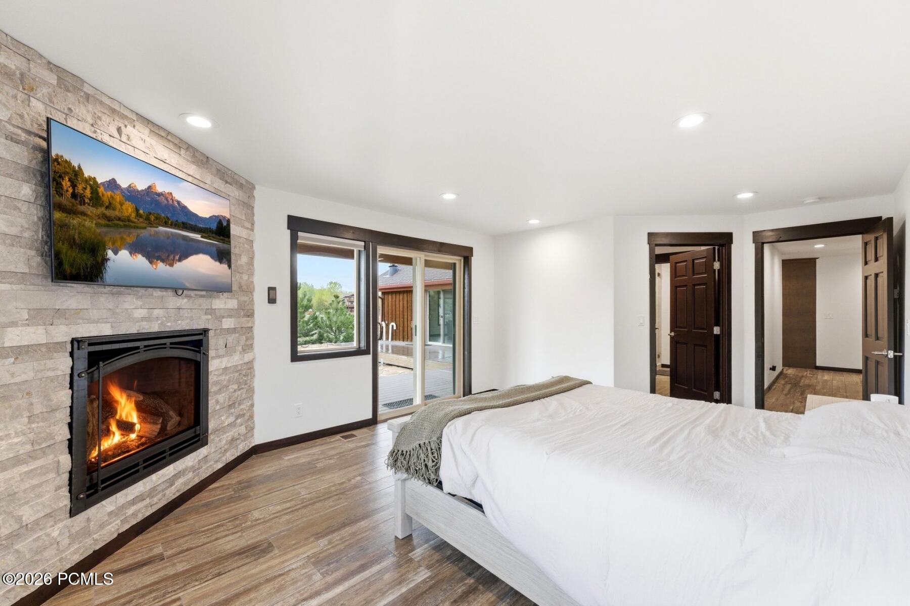 6120 Snowview Drive