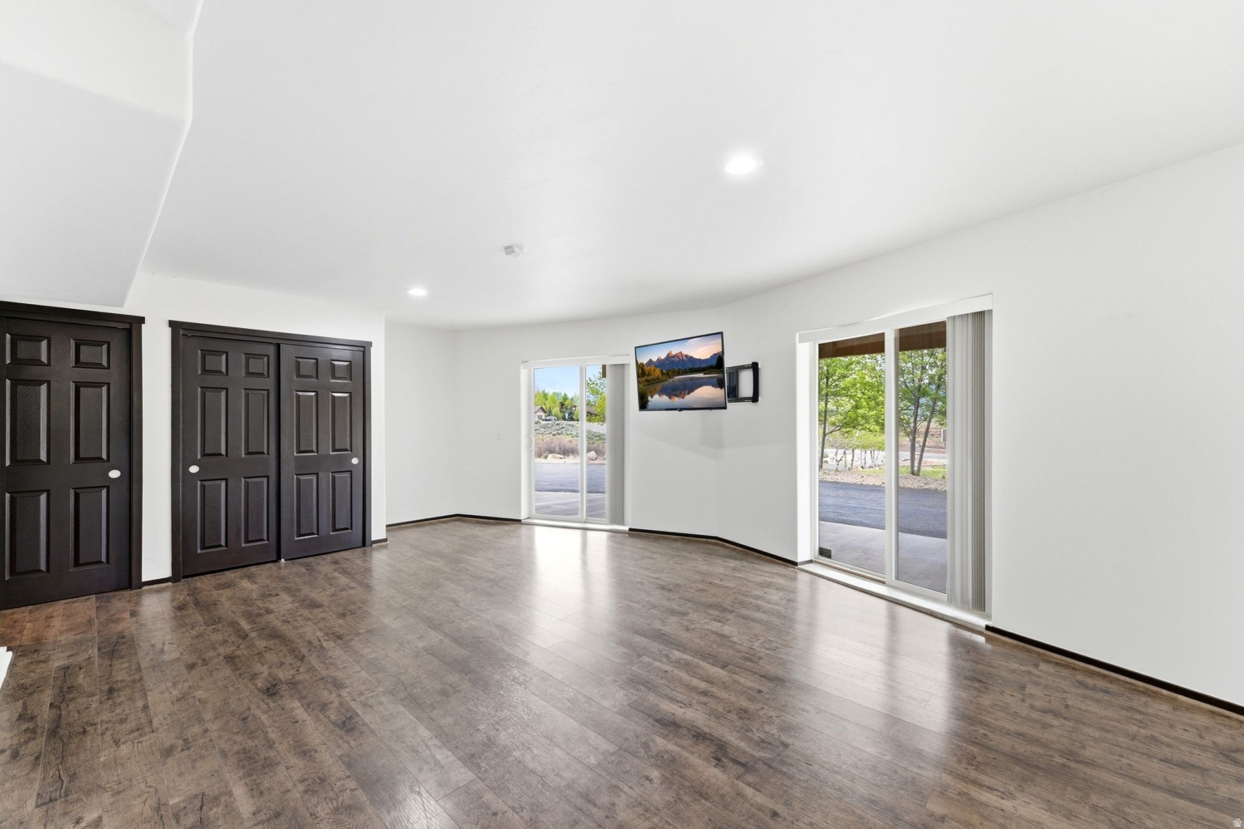 6120 SNOW VIEW DR