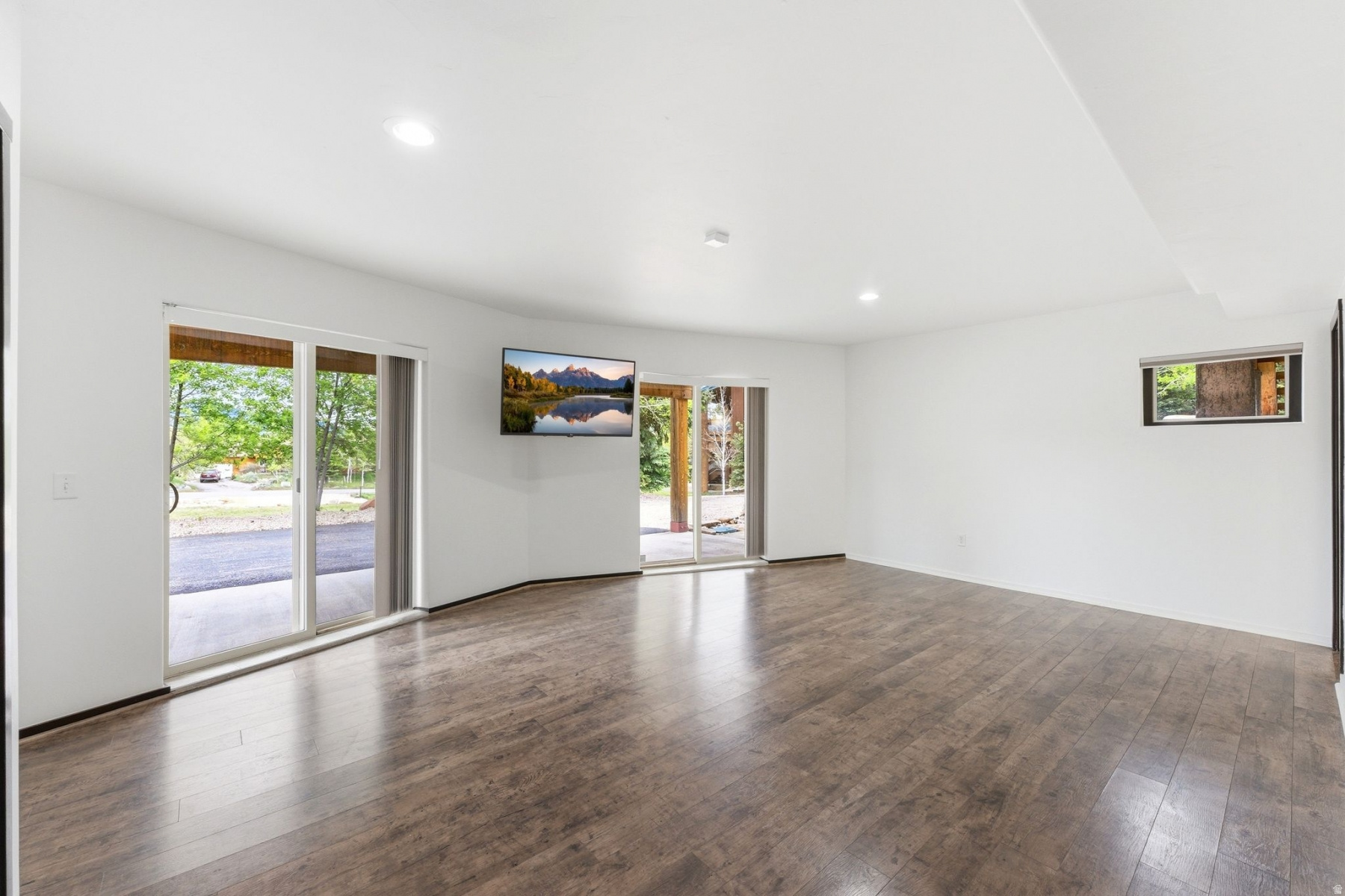 6120 SNOW VIEW DR