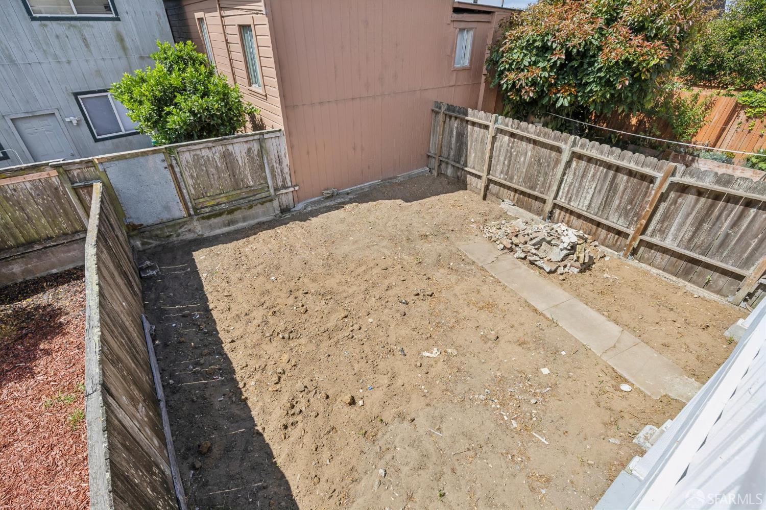 25 Farallones Street