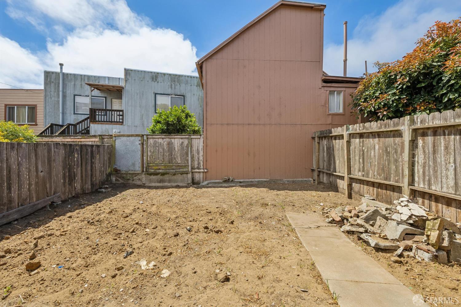 25 Farallones Street