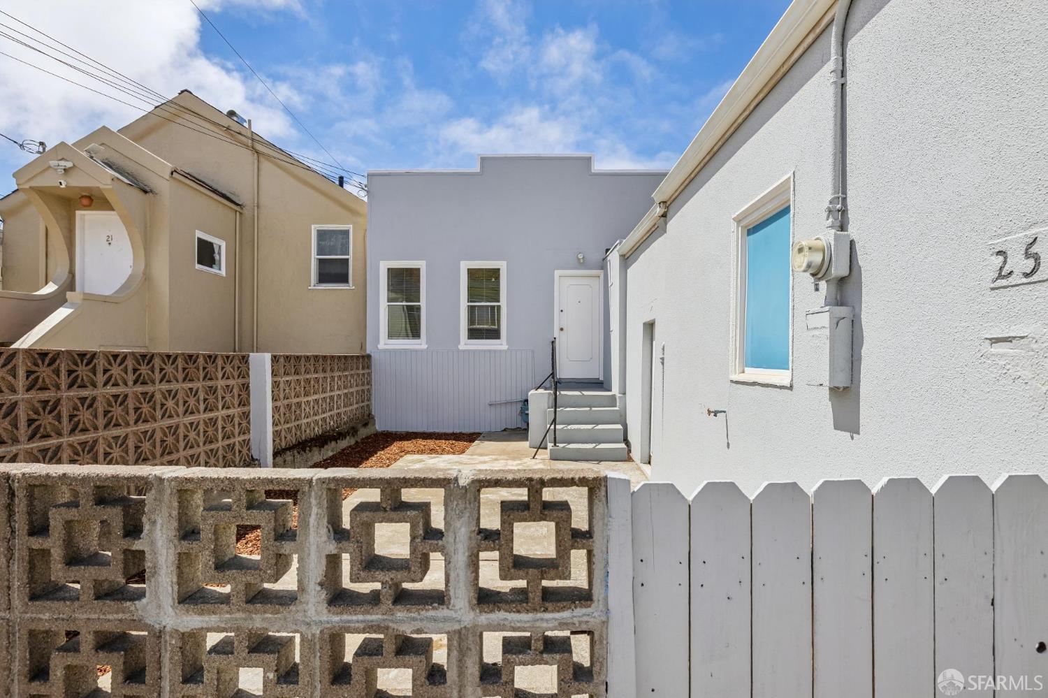 25 Farallones Street
