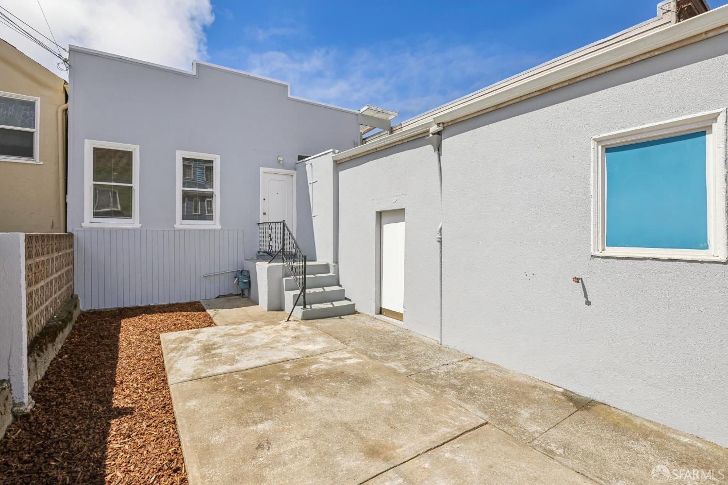 25 Farallones Street