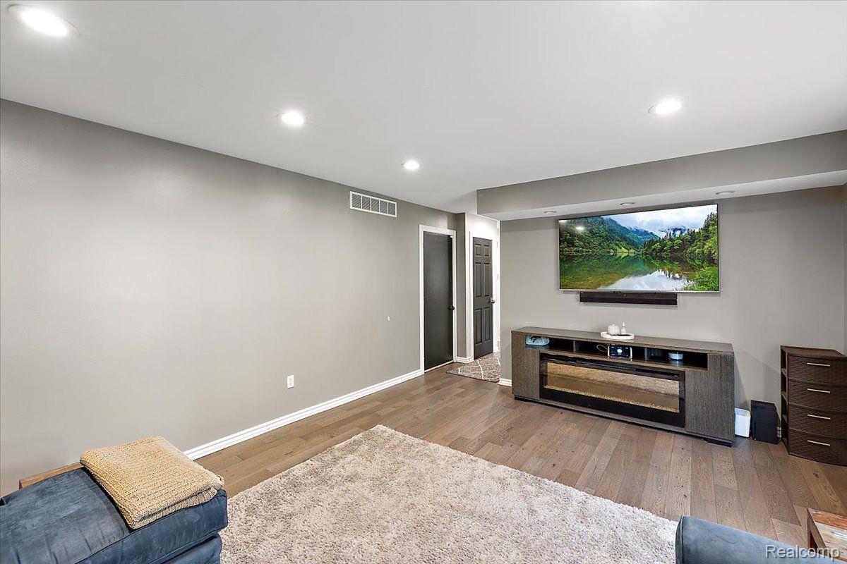 5900 KINGSFIELD Drive