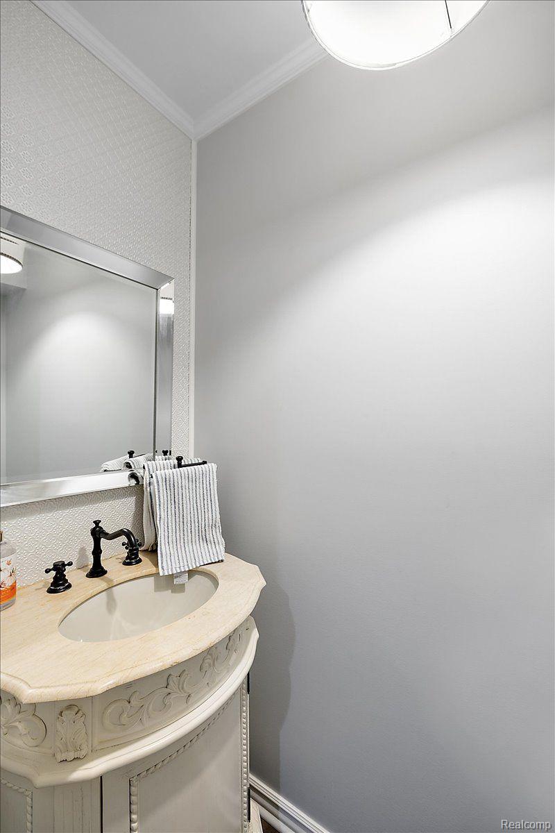 5900 KINGSFIELD Drive