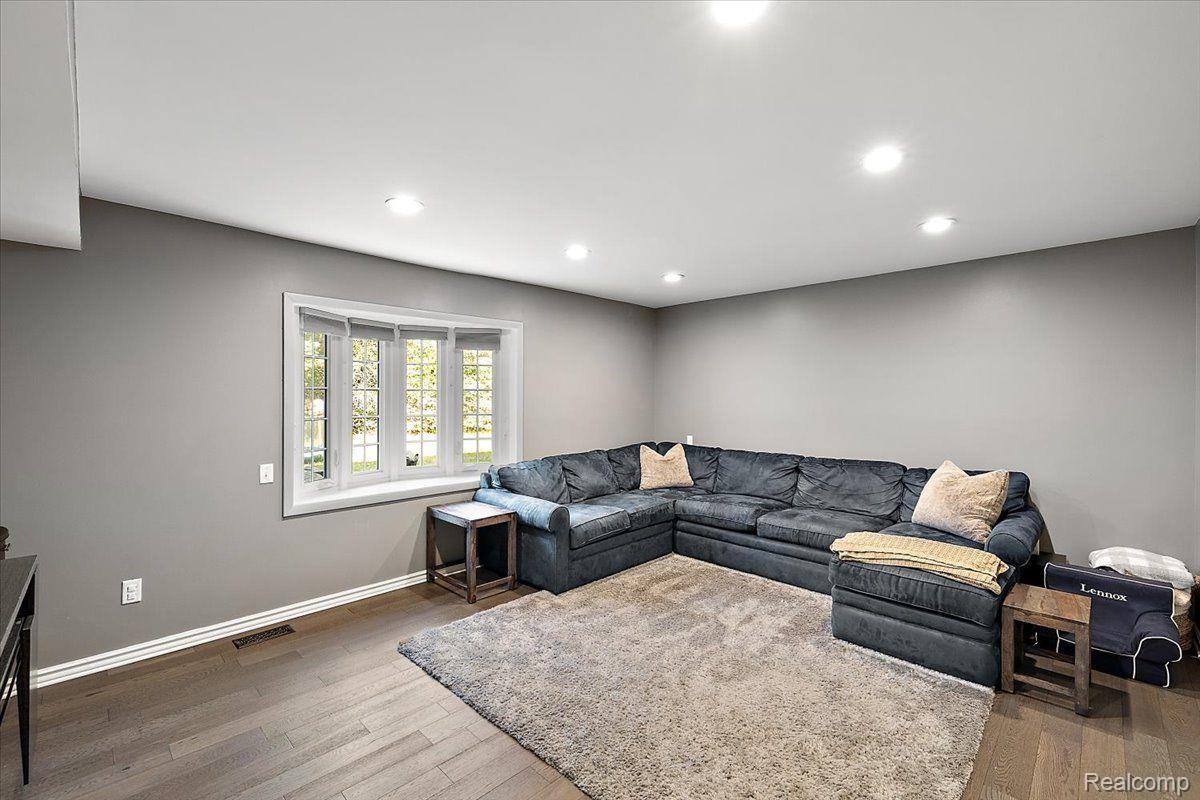 5900 KINGSFIELD Drive