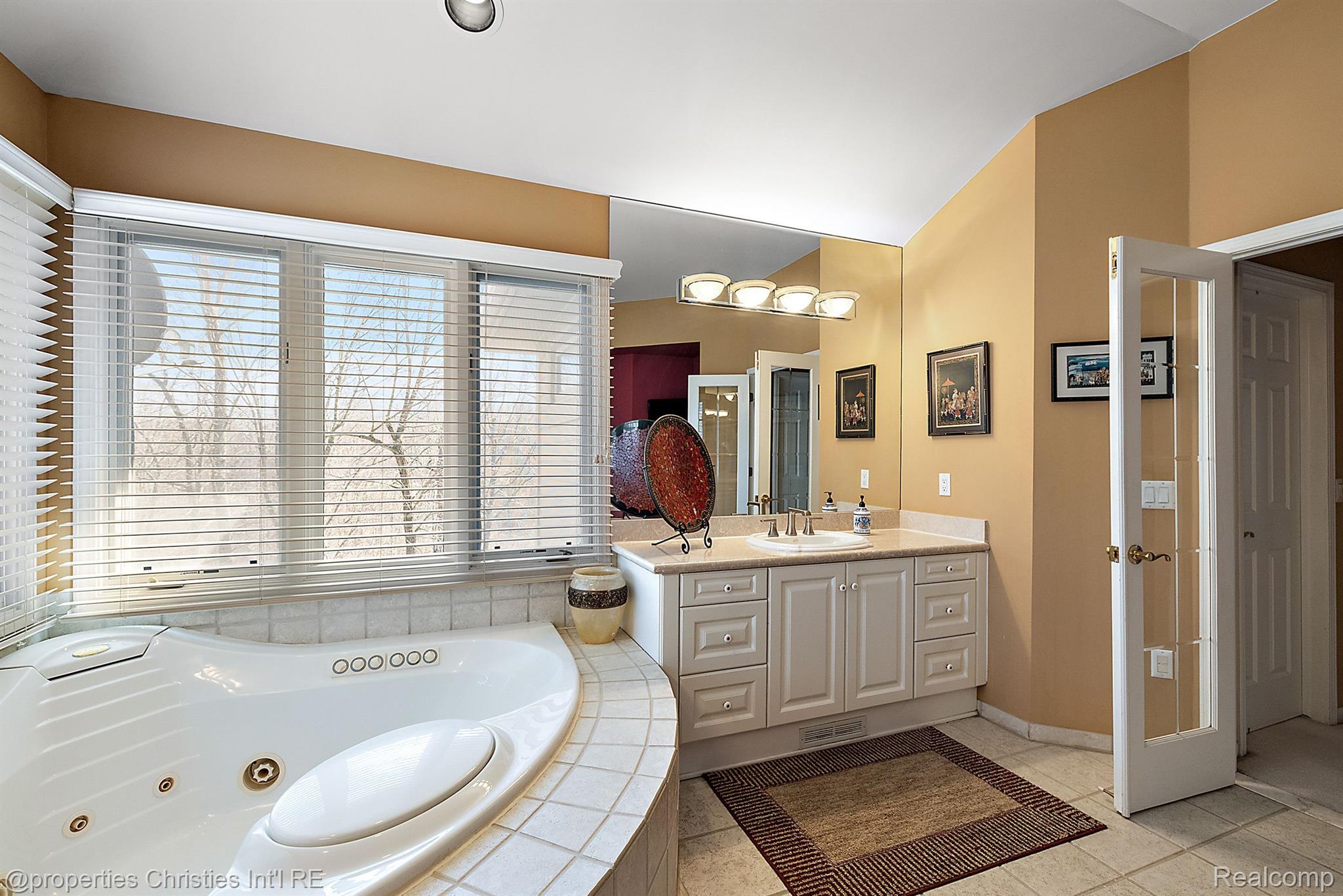 6811 BLAKEWOOD