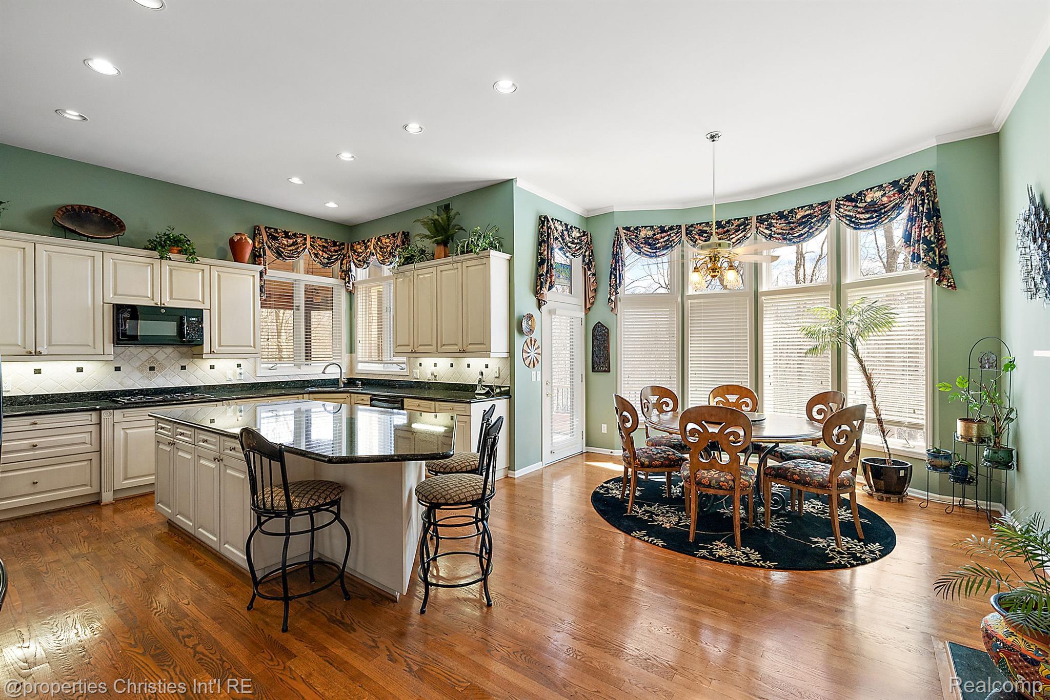 6811 BLAKEWOOD