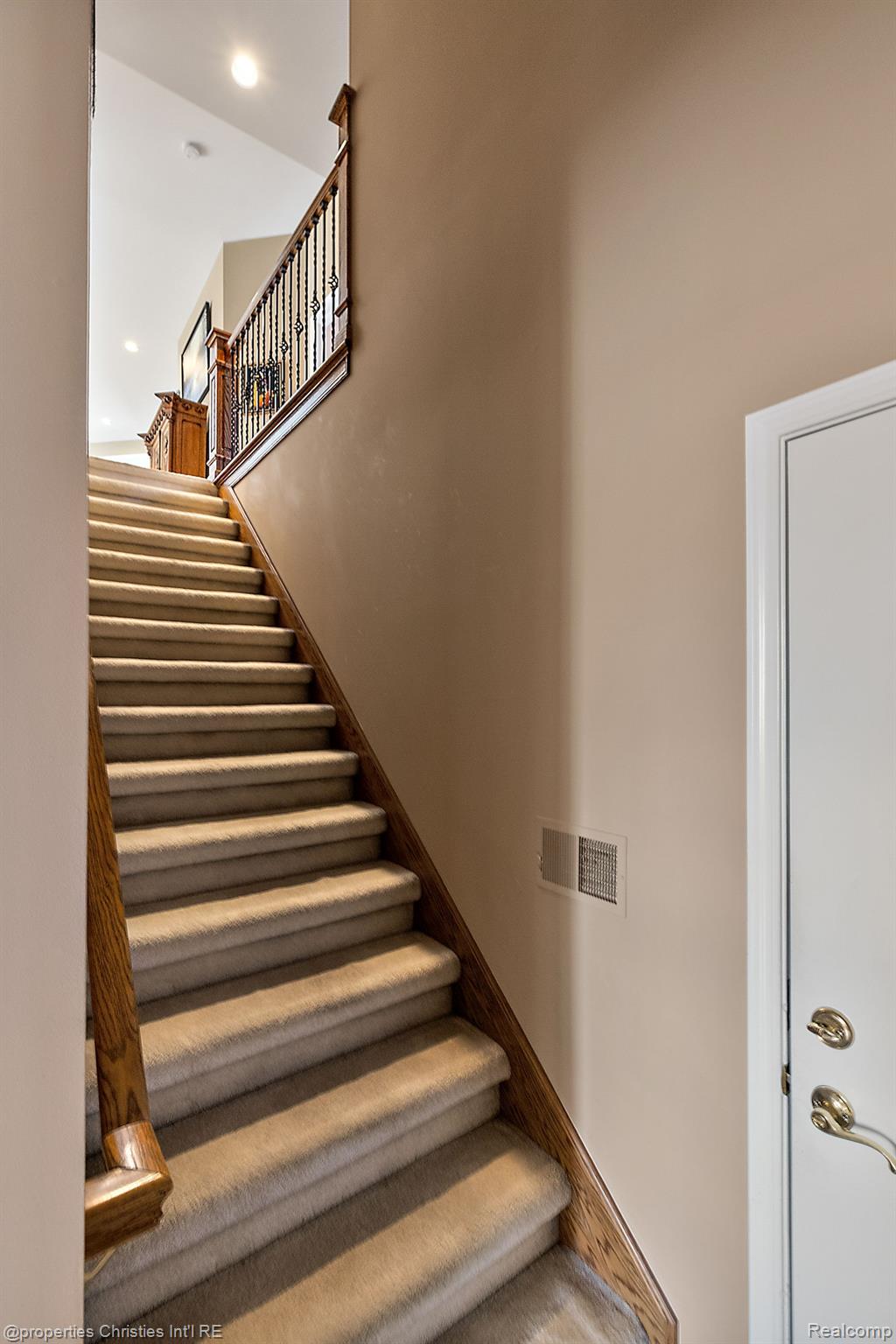 6811 BLAKEWOOD
