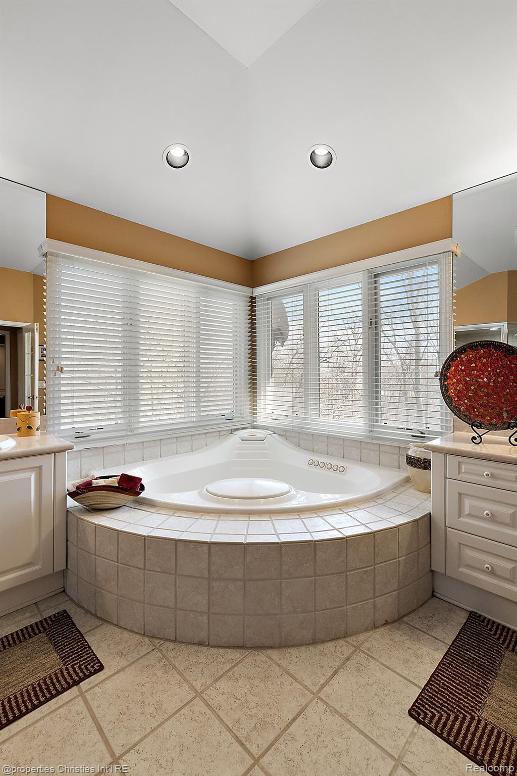 6811 BLAKEWOOD