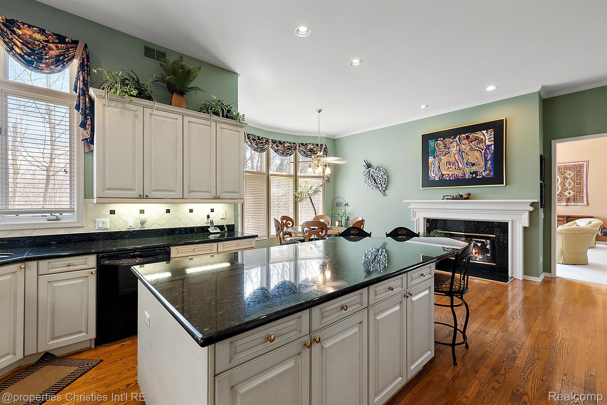 6811 BLAKEWOOD