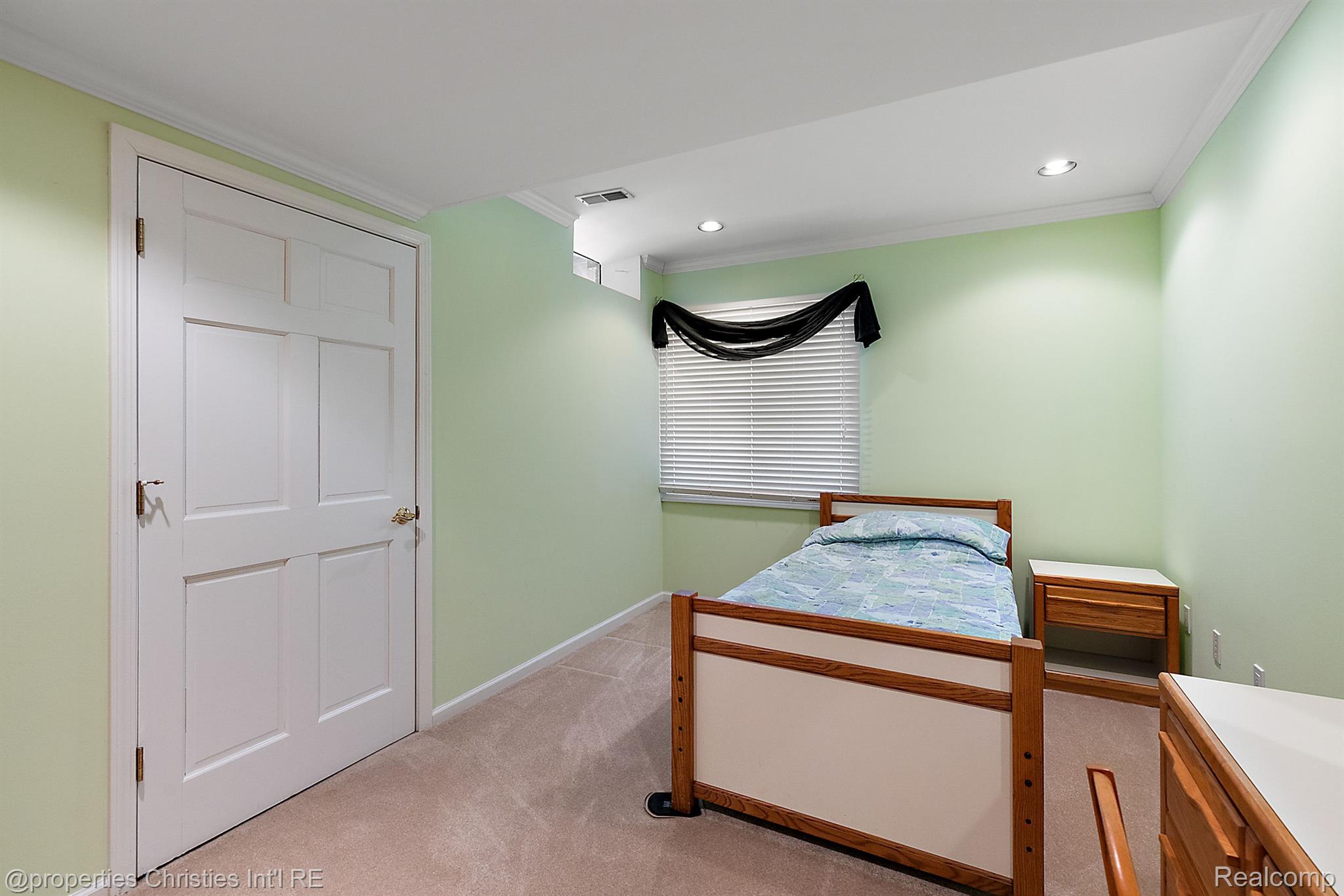 6811 BLAKEWOOD