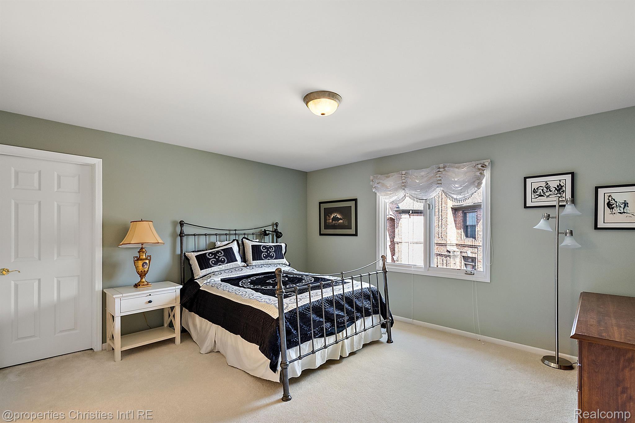 6811 BLAKEWOOD