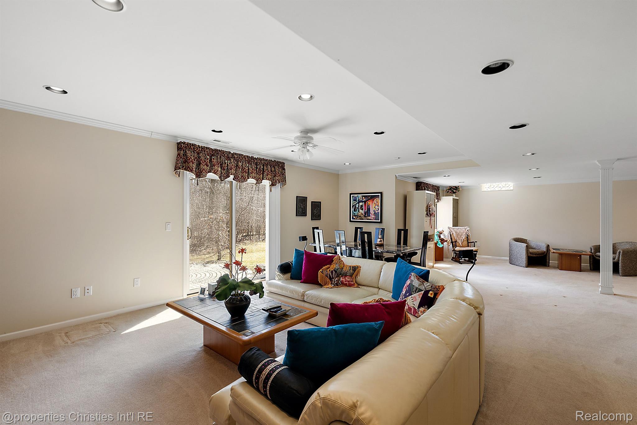 6811 BLAKEWOOD