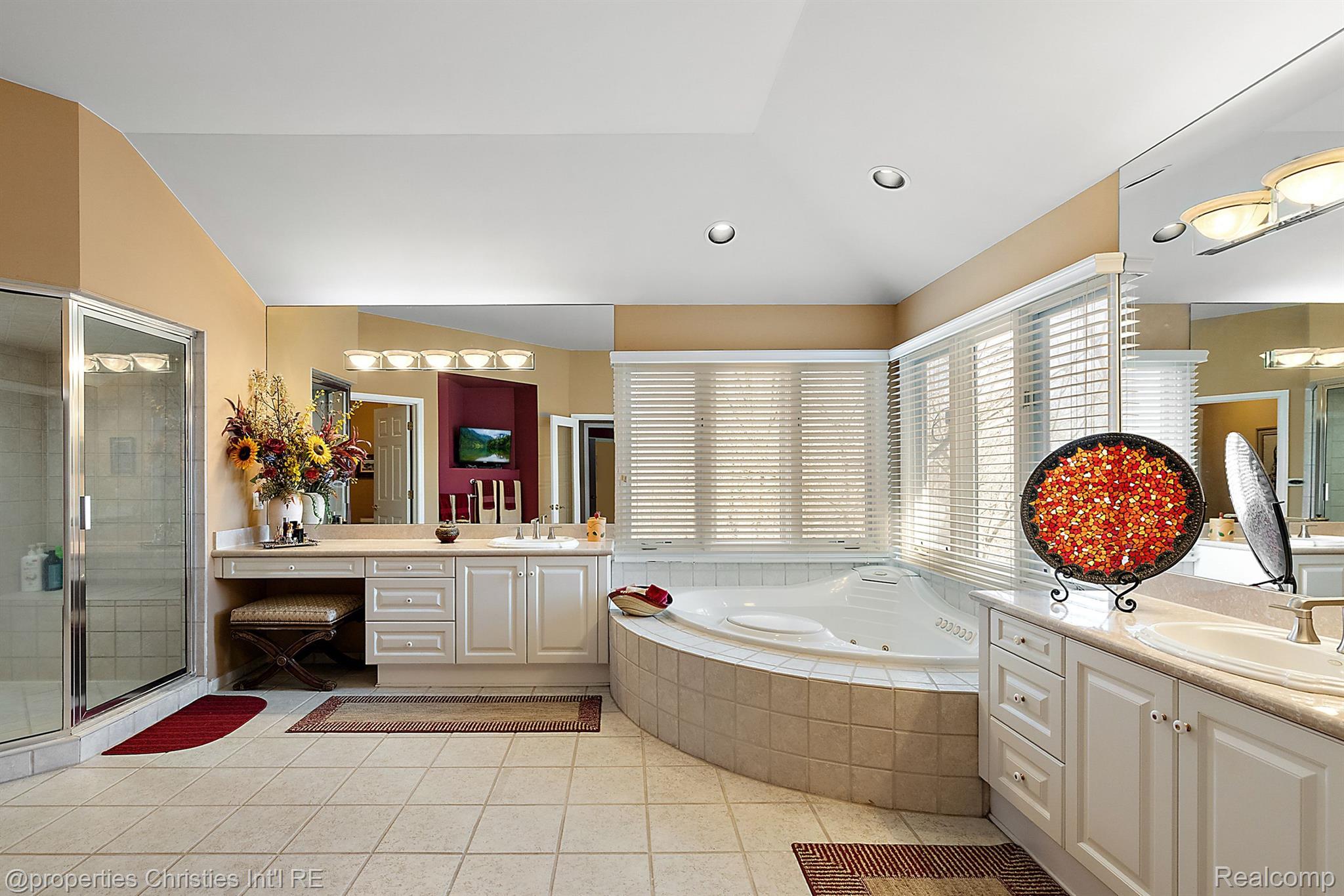 6811 BLAKEWOOD