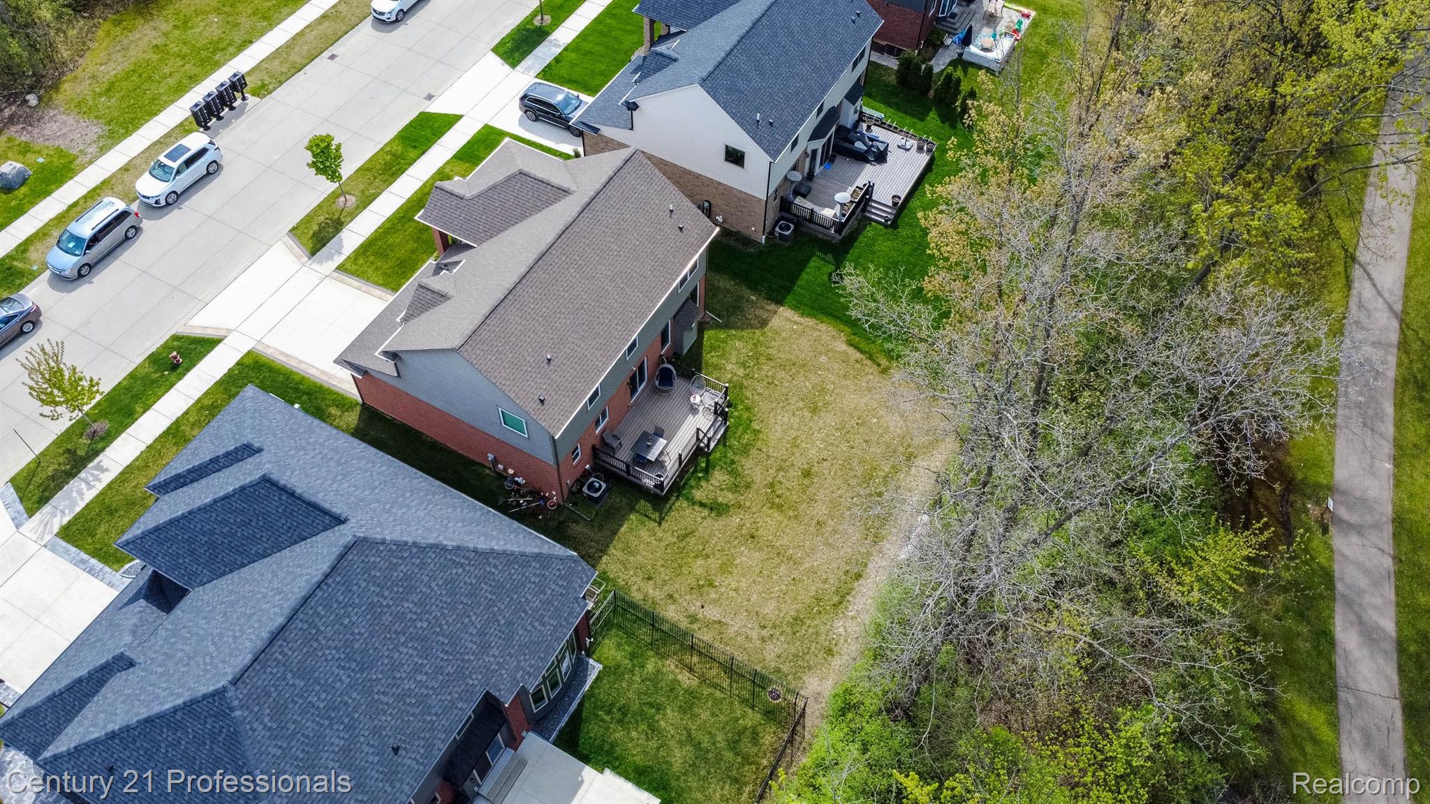 1711 N LAKE Drive