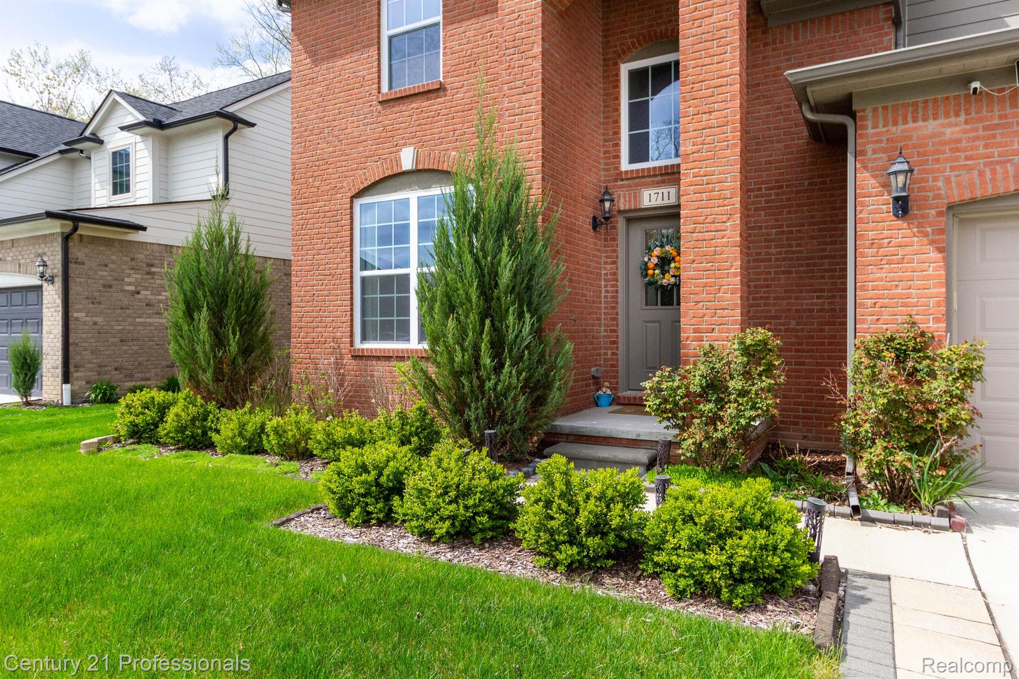 1711 N LAKE Drive