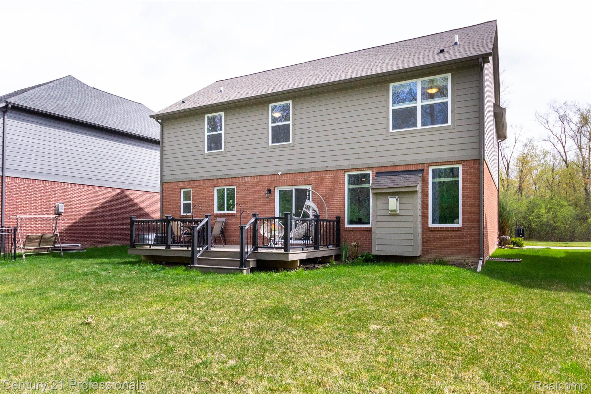 1711 N LAKE Drive