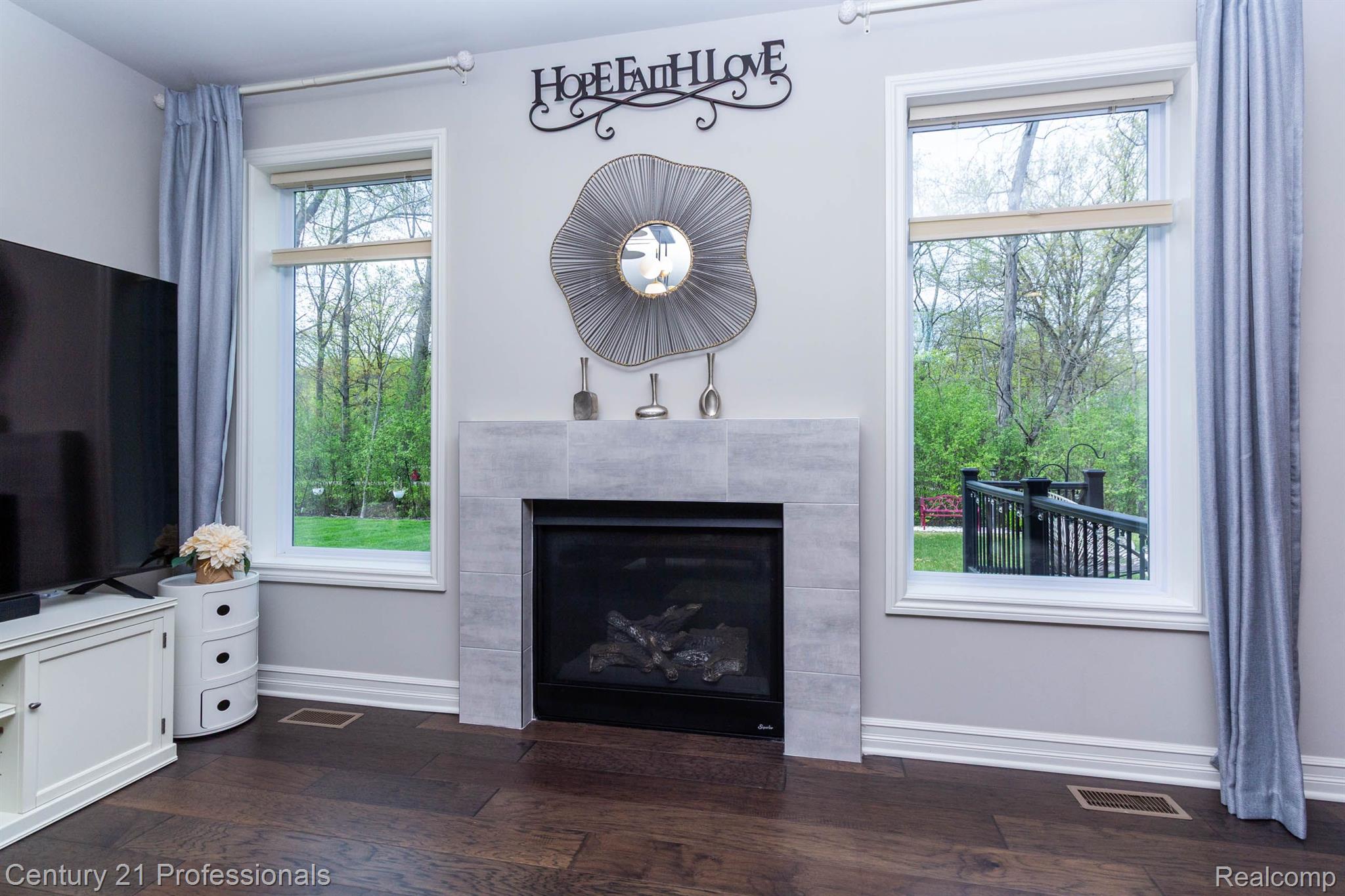 1711 N LAKE Drive
