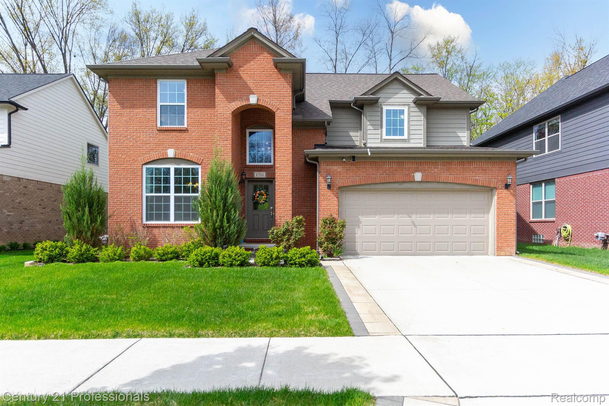 1711 N LAKE Drive