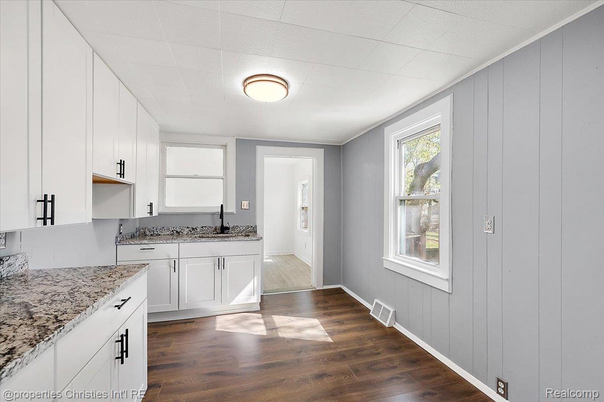 228 W Columbia Avenue