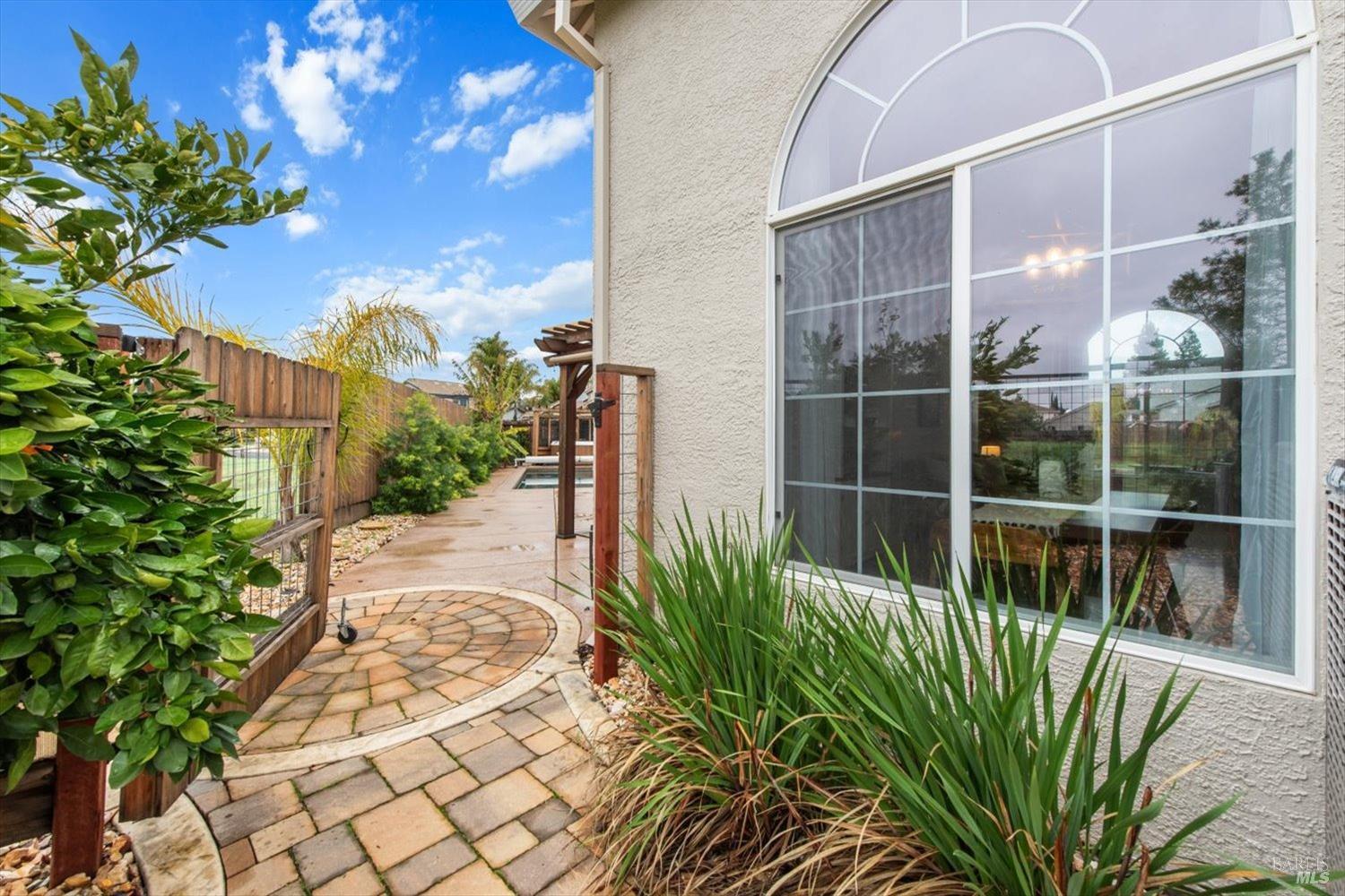 1042 Fountain Grove Dr