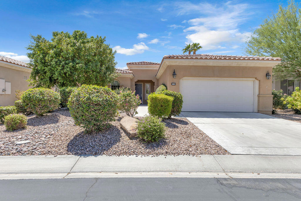 81183 Avenida Tres Lagunas