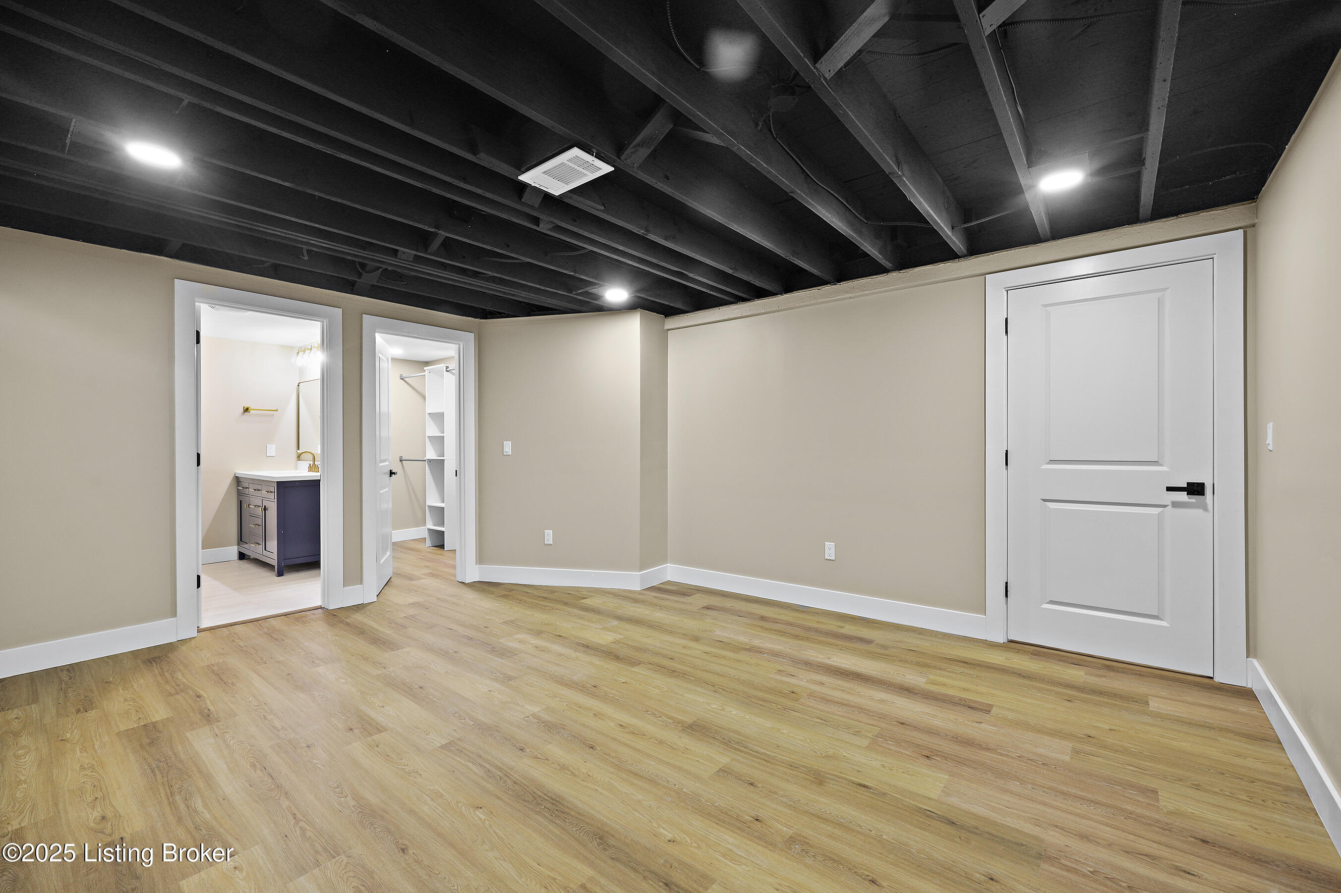 3303 Wellingmoor Ave