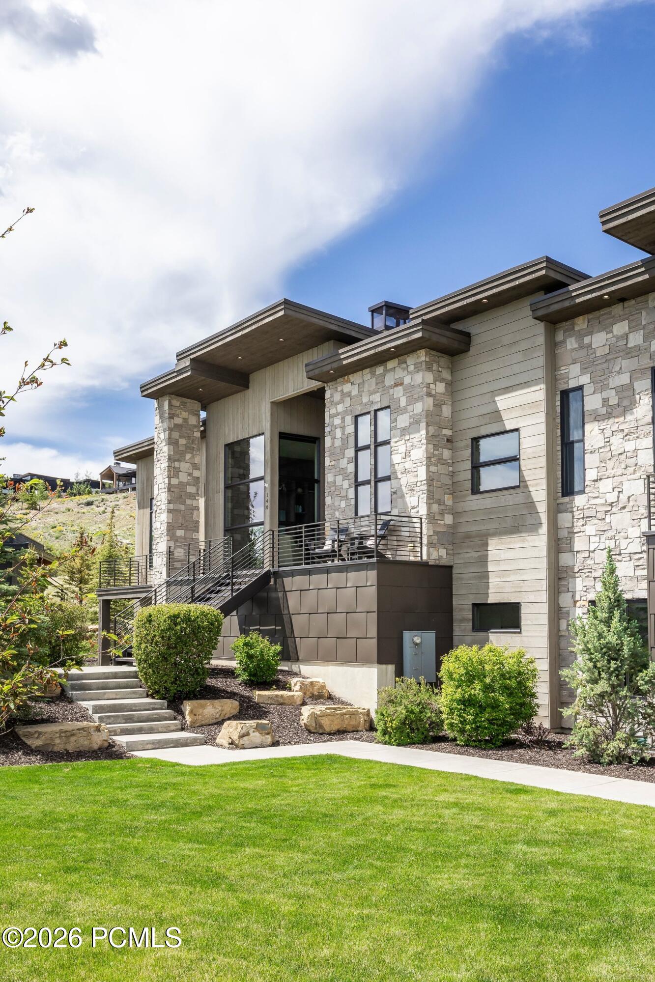 140 W Vista Ridge Road