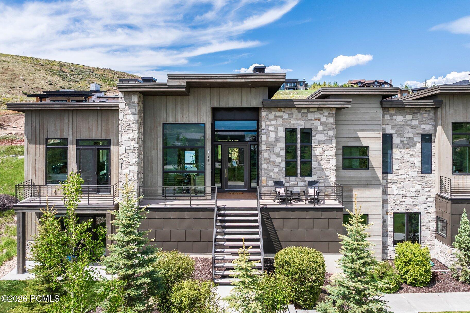 140 W Vista Ridge Road