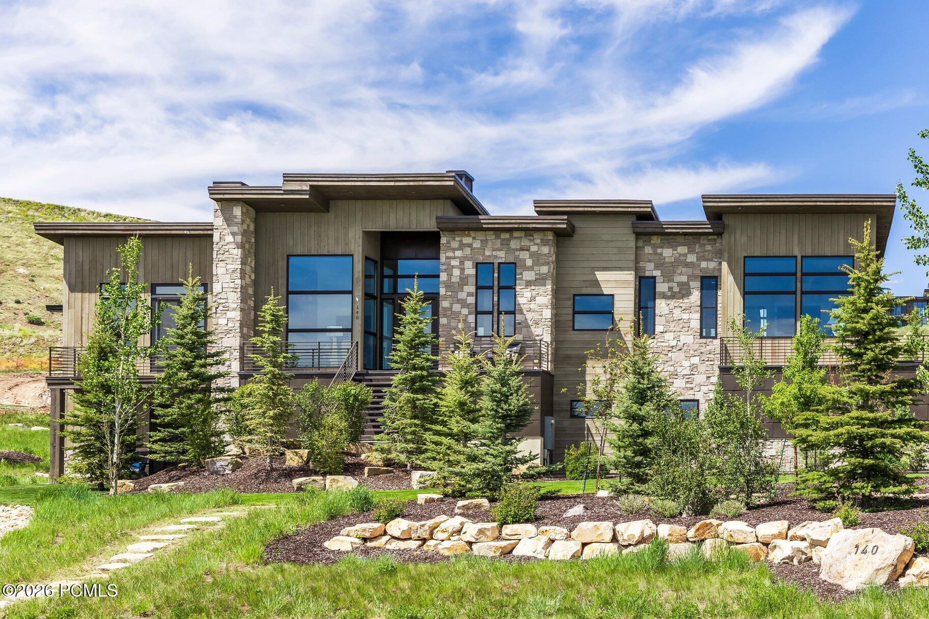 140 W Vista Ridge Road