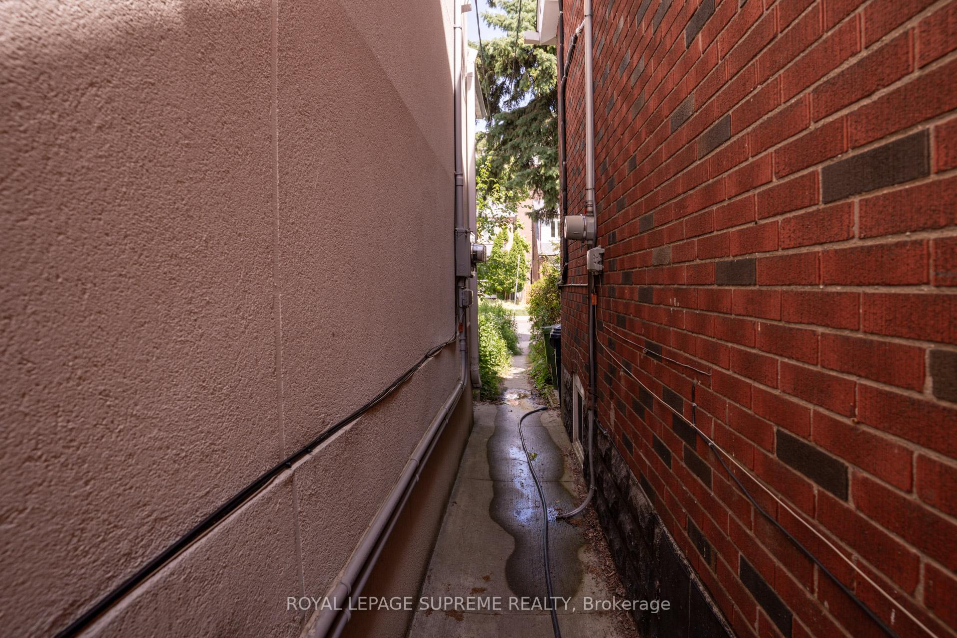 #Lower - 66 Kenwood Avenue, Toronto Unit: Lower