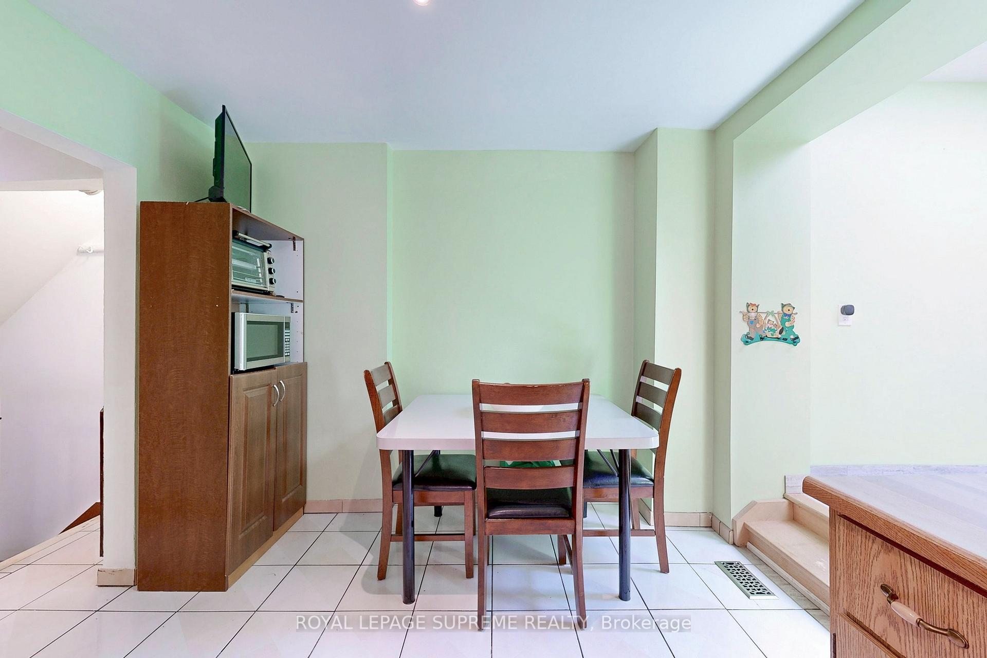 354 W Winona Drive, Toronto C03