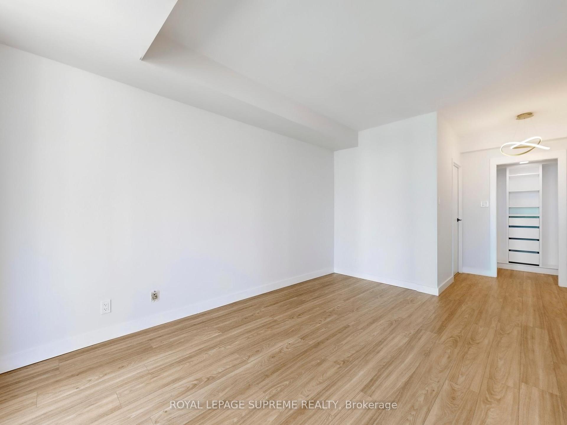 10 Queens Quay W 2210