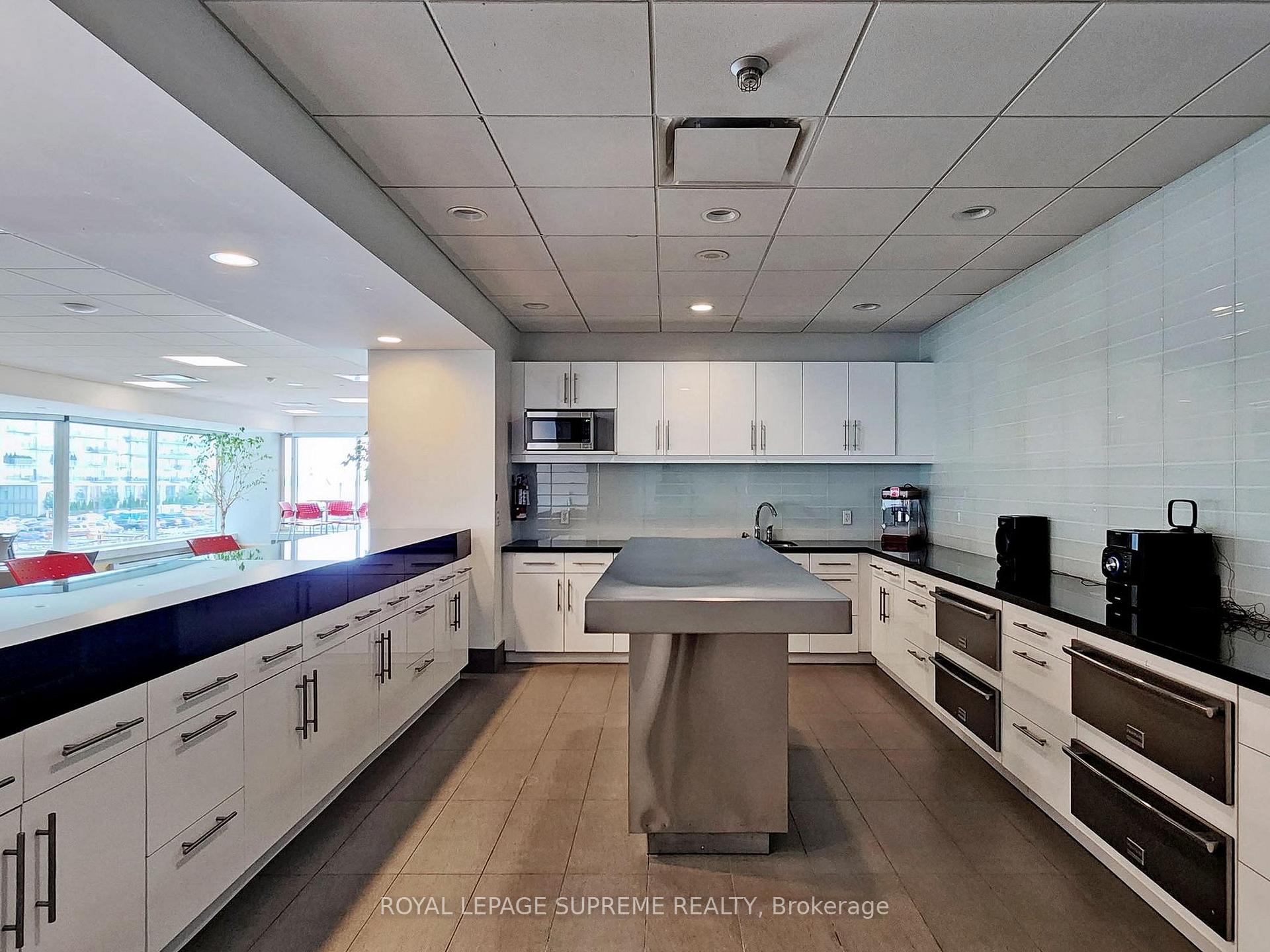 10 Queens Quay W 2210
