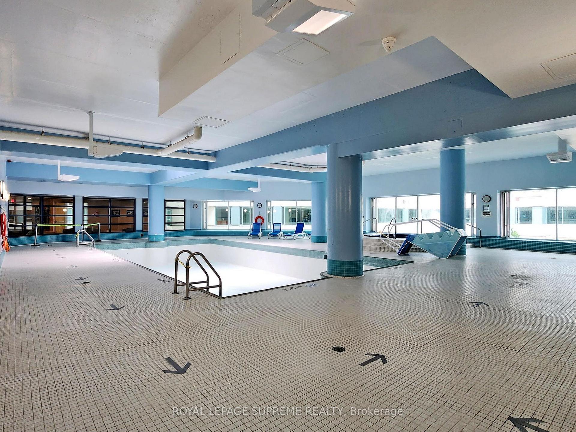 10 Queens Quay W 2210