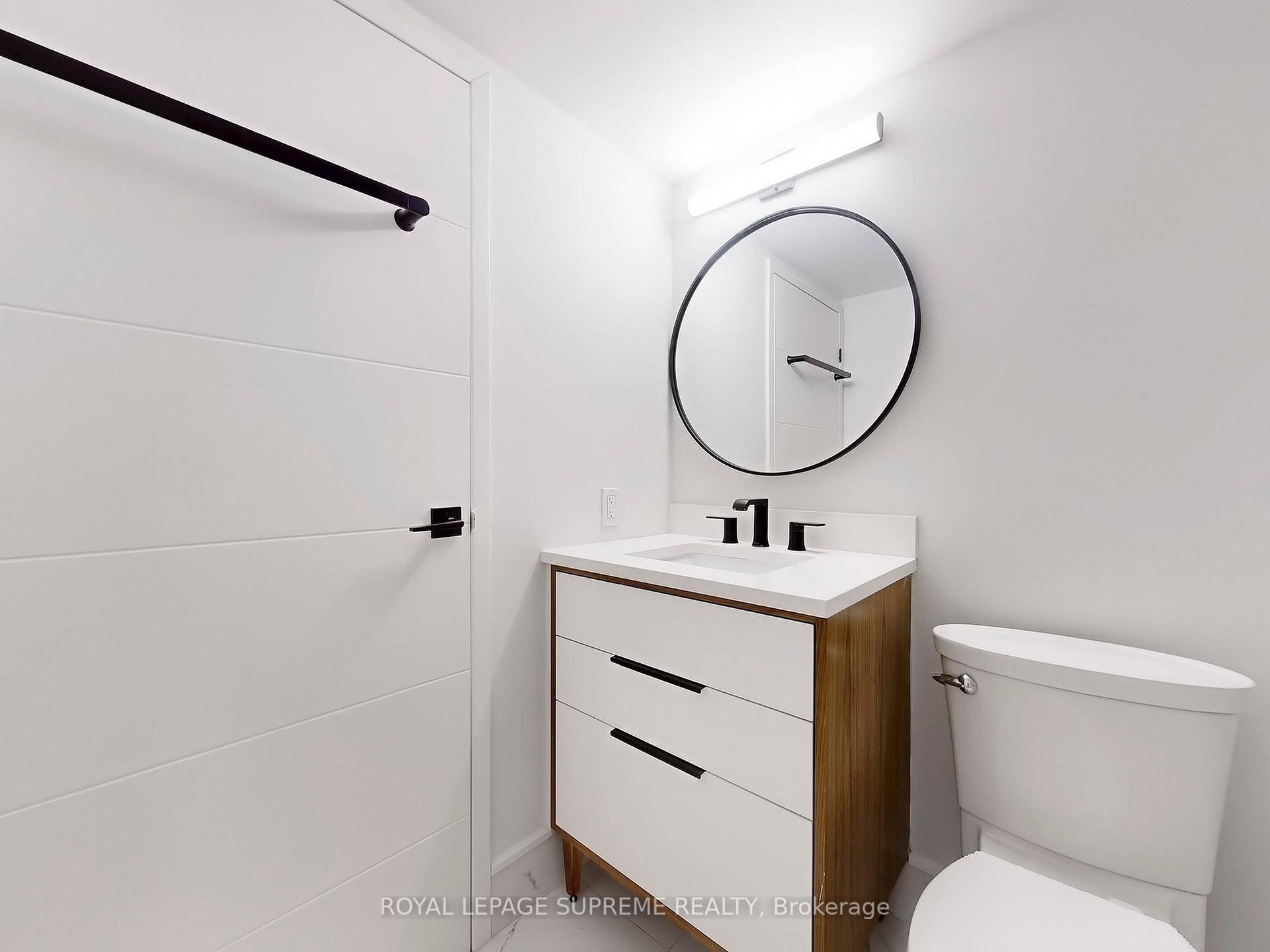 10 Queens Quay W 2210