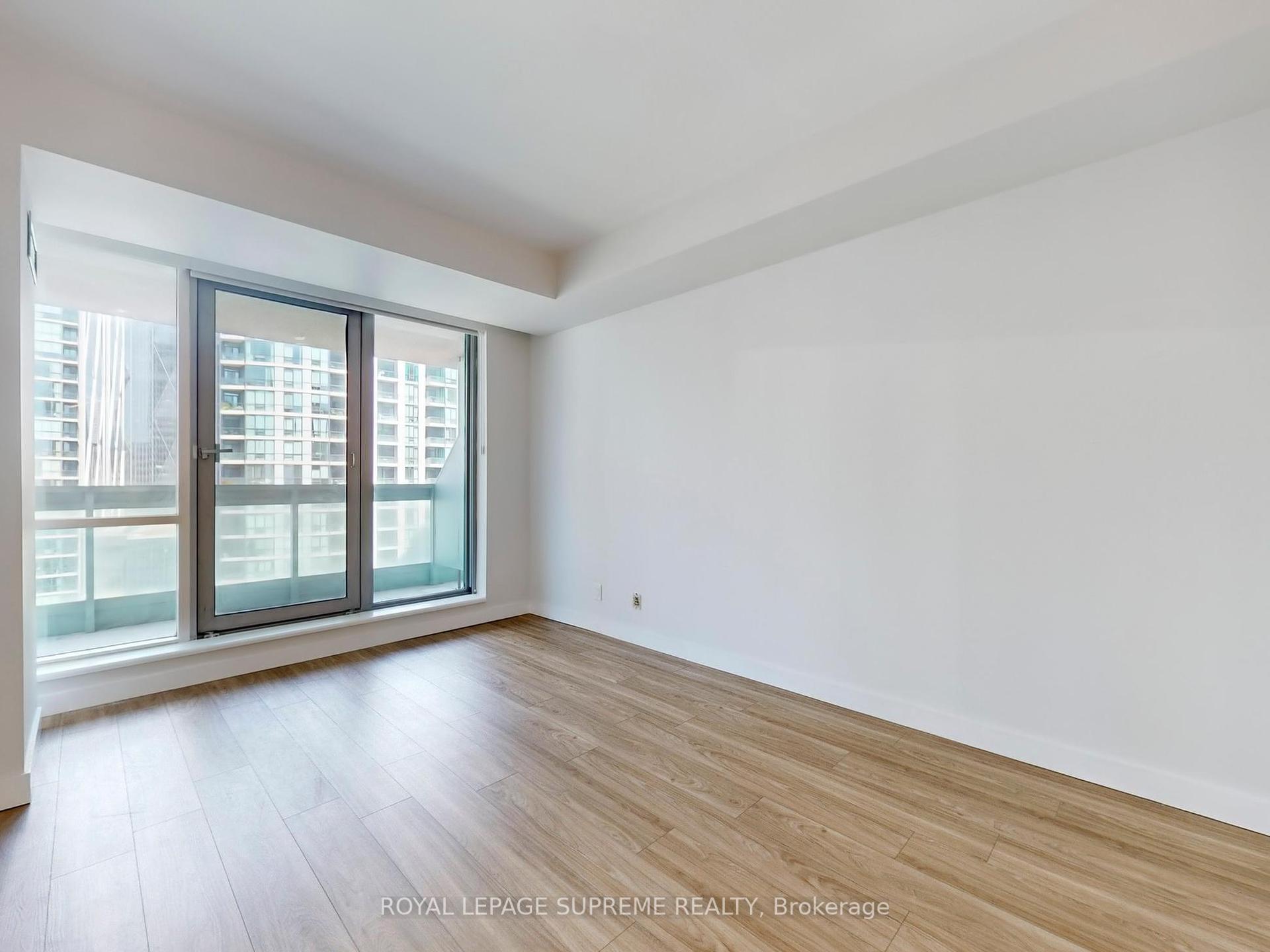 10 Queens Quay W 2210